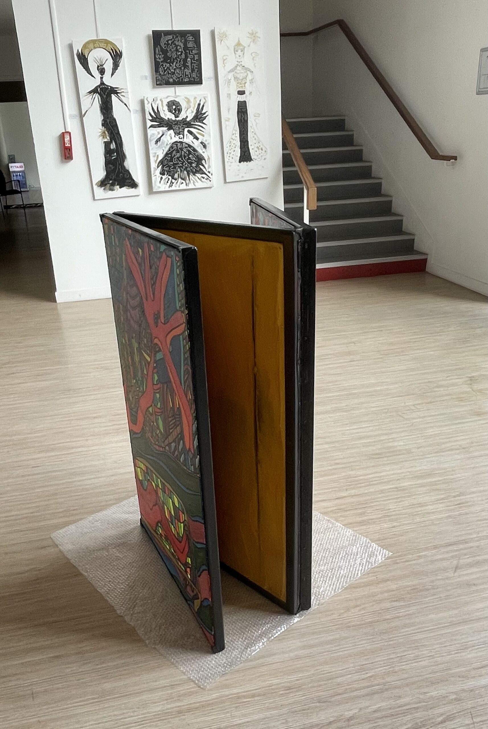 LES FAUX APOTRES TOUCHES PAR L’ESPRIT SAINT (Triptyque articulé 3 parties + couvercle sur Toile acrylique et posca, format 219/116 cm) – Image 6