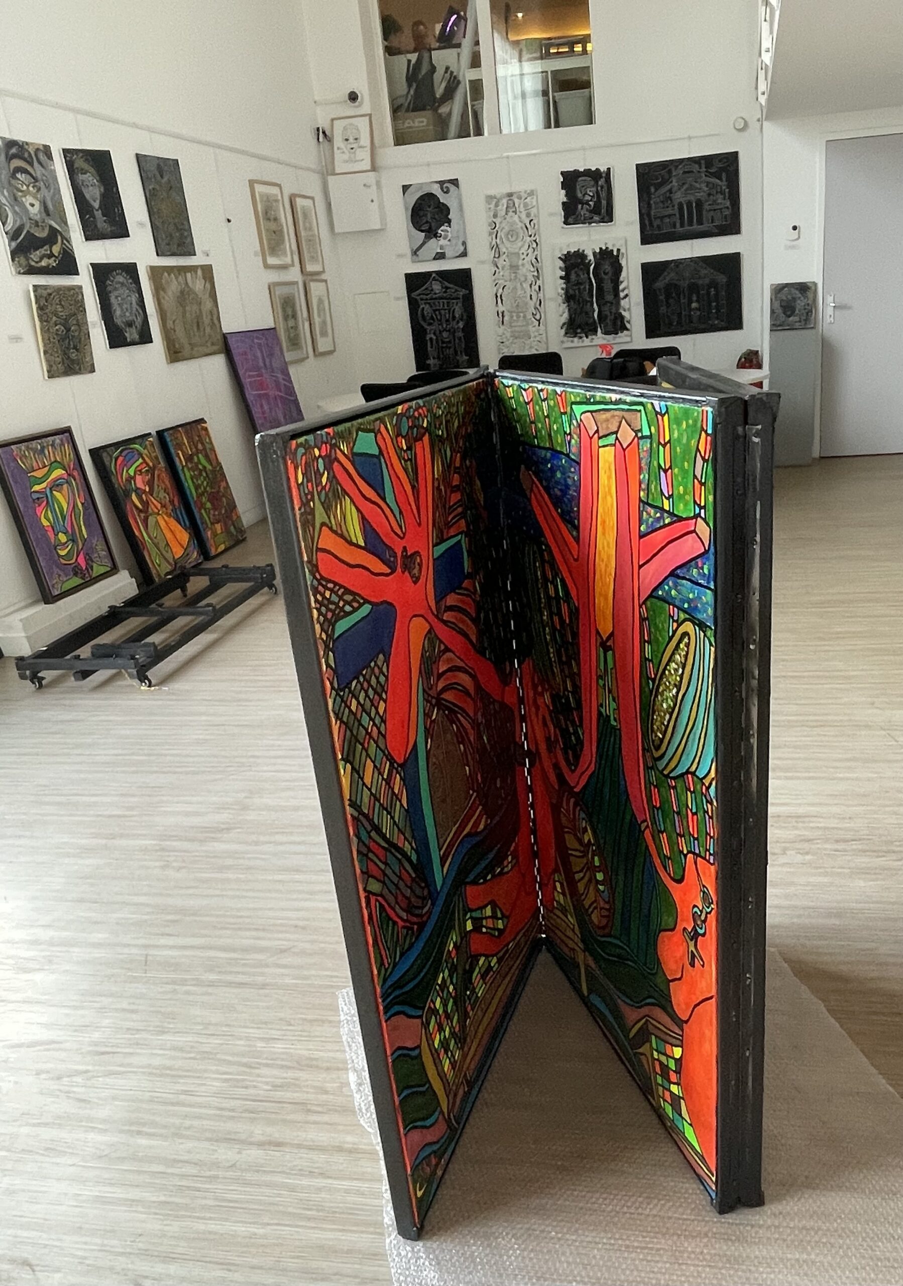 LES FAUX APOTRES TOUCHES PAR L’ESPRIT SAINT (Triptyque articulé 3 parties + couvercle sur Toile acrylique et posca, format 219/116 cm) – Image 9