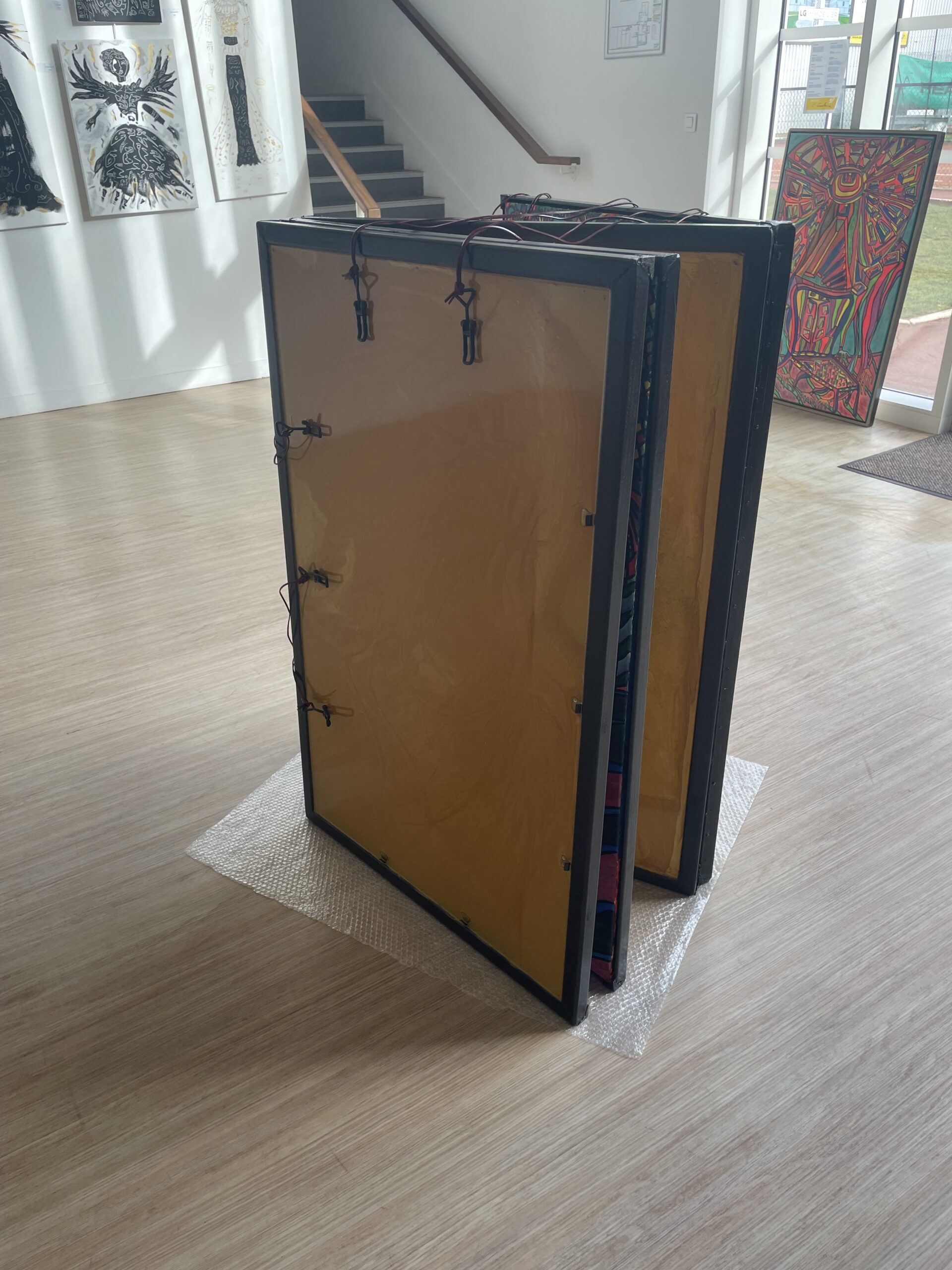 LES FAUX APOTRES TOUCHES PAR L’ESPRIT SAINT (Triptyque articulé 3 parties + couvercle sur Toile acrylique et posca, format 219/116 cm) – Image 10