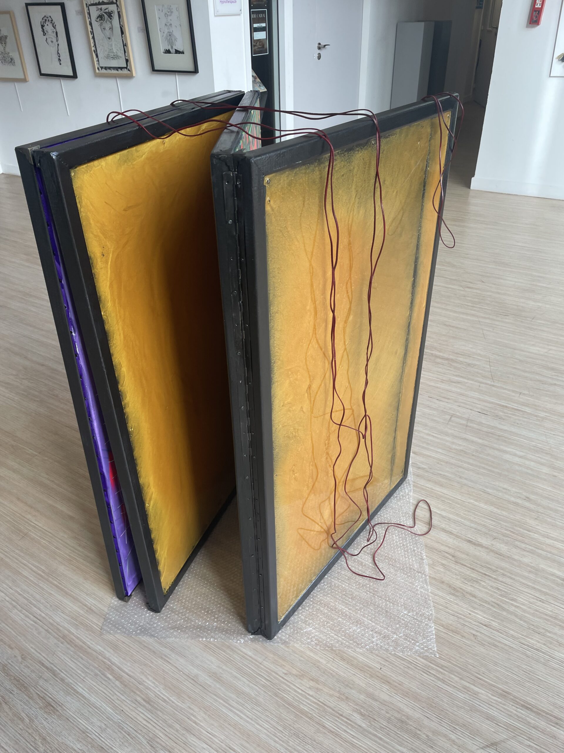 LES FAUX APOTRES TOUCHES PAR L’ESPRIT SAINT (Triptyque articulé 3 parties + couvercle sur Toile acrylique et posca, format 219/116 cm) – Image 11