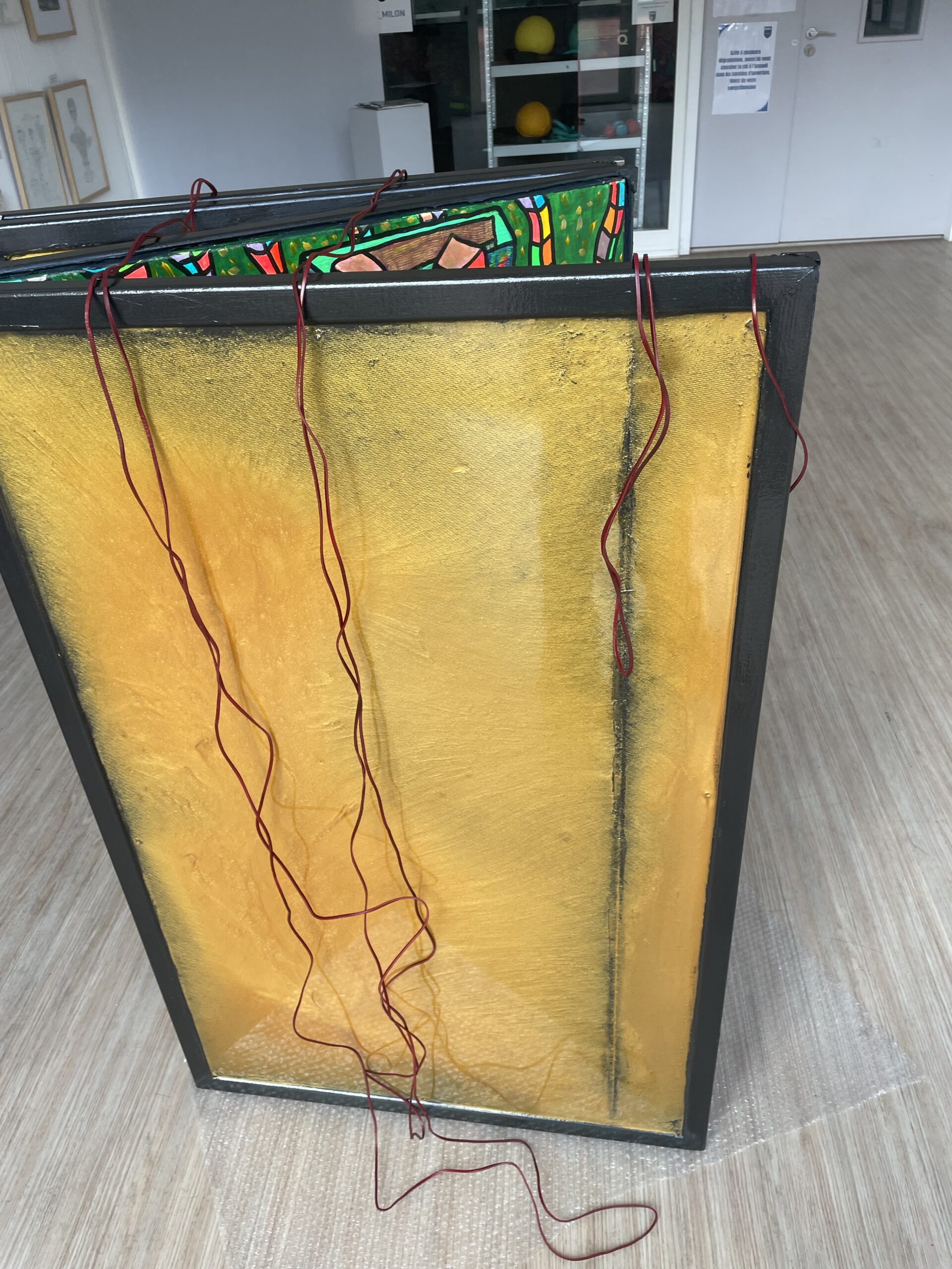 LES FAUX APOTRES TOUCHES PAR L’ESPRIT SAINT (Triptyque articulé 3 parties + couvercle sur Toile acrylique et posca, format 219/116 cm) – Image 12